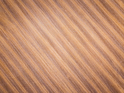 superfície de fusta marró, taula, textura, patró, fusta, mínim, resum, creatiu, fons, material, marró, naturalesa, primer pla, material de fusta, sòls, ratlles, nivell superficial, teló de fons, aspre, tauler, efecte texturat, macro, cap gent, 4K, CC0, domini públic, lliure de regalies