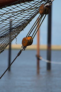 Blau, Netz, Tau, Schiff, Netzwerk, Muster, Struktur, maritim, Wasser, Fokus auf den Vordergrund, keine Leute, Nahansicht, Tag, Metall, draußen, Natur, selektiver Fokus, Seil, Holz - Material, Meer, Wasserfahrzeug, Himmel, Tier, hängend, ein Tier, Transport, Tierthemen, Segelboot, 5K, CC0, gemeinfrei, lizenzfrei