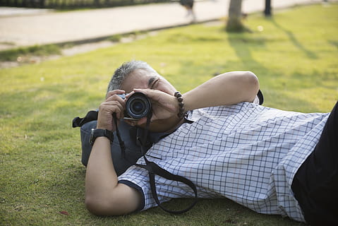hombre, utilizando, cámara, tendido, persona, humano, electrónica, fotógrafo, hierba, planta, fotografía, foto, hembra, césped, niña, ropa, vestir, pantalones cortos, sentado, Correa, cara, retrato, árbol, una persona, gente real, camara - equipo fotografico, fotografiando, temas de fotografia, actividad de ocio, actividad, estilos de vida, tecnología, día, campo, participación, tierra, centrarse en primer plano, naturaleza, ropa casual, al aire libre, cámara digital, 5K, CC0, dominio público, libre de derechos