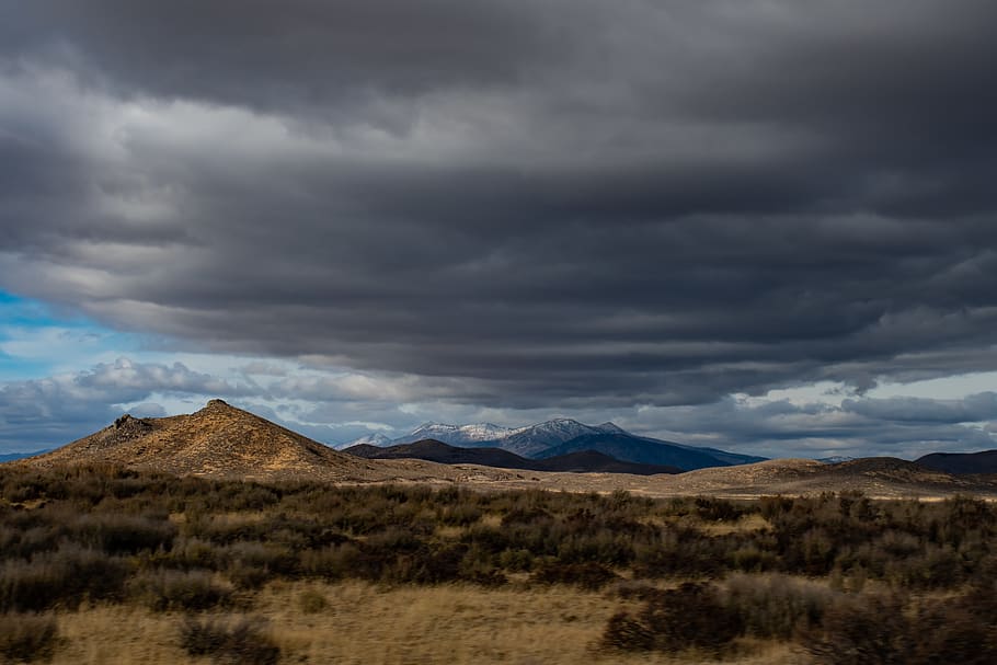 fotografia de paisatge, muntanyes, gris, cel, núvols, ennuvolat, la llum del dia, paisatge, naturalesa, planes, escènic, núvol - cel, escenics - natura, bellesa a la natura, medi ambient, muntanya, escena no urbana, tempesta, terra, escena tranquil·la, núvol, cap gent, núvol de tempesta, Serra, tranquil·litat, destinacions de viatge, desert, a l'aire lliure, clima, semiàrid, clima àrid, ominós, 5K