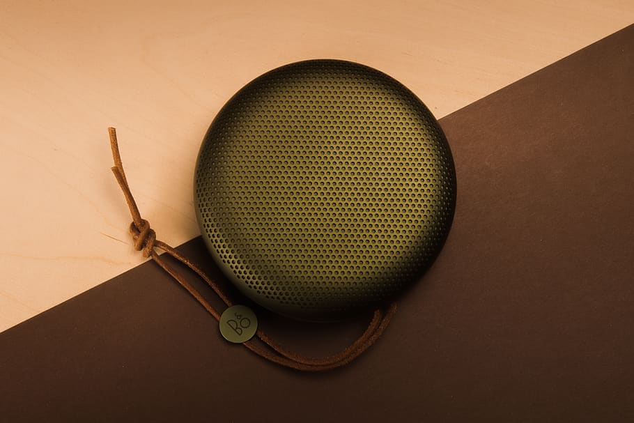 schwarzer tragbarer Lautsprecher, Kugel, Redner, Grün, diagonal, abspielen, Design, Winkel, Kontrast, Produktfotografie, Produkt, Studiofotografie, Leder, Technologie, Bluetooth, Lautsprecher, Ghetto Blaster, Studio, Bang & Olufsen, bando, glatt, farbiger Hintergrund, drinnen, keine Leute, Ball, Studioaufnahme, Holz - Material, Sport, Nahansicht, High Angle View, braun, brauner Hintergrund, Stillleben, direkt darüber, zwei Objekte, Sportausrüstung, Einfachheit, einzelnes Objekt, Gelb, Tabelle, orange Hintergrund, 5K