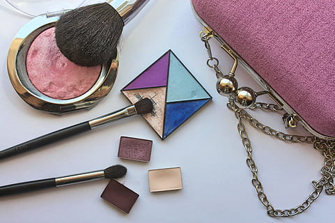 productos cosméticos, maquillaje, sombra, sonrojo, cepillo, bolso, ojos, persona, belleza, mujer, niña, Moda, estilo, pelo, púrpura, vista de alto ángulo, mesa, adentro, joyería, nadie, naturaleza muerta, de cerca, collar, accesorio personal, lápiz labial, color rosa, creatividad, color dorado, Arte y artesanía, producto de belleza, color plateado, 4K, CC0, dominio público, libre de derechos