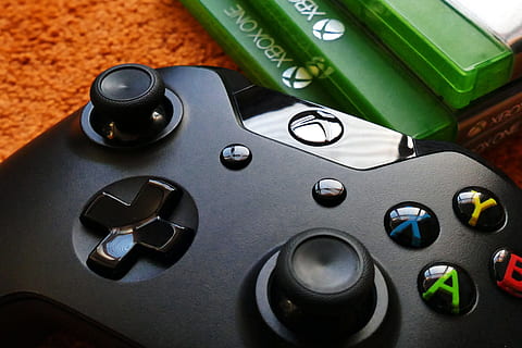 xbox, en, controller, spil, gaming, video, underholdning, legetøj, sjovt, teknologi, meddelelse, ingen mennesker, kontrollere, forbindelse, høj vinkel visning, telefon, tæt på, kunstkultur og underholdning, fjernbetjening, trådløs teknologi, indendørs, tastatur, studio skud, mobiltelefon, trykknap, nummer, manden lavet, fjernsyn, grøn farve, 5K, CC0, offentligt domæne, royaltyfrie