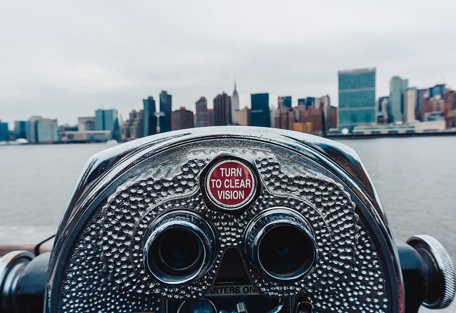 binocolo, elettronica, telecamera, mezzi di trasporto, automobile, auto, veicolo, occhi, nyc, visione, città, vista, strumento musicale, flicorno, sezione di ottone, ovale, ghepardo, animale, mammifero, natura, architettura, a gettoni, struttura costruita, binocolo a moneta, concentrarsi sulle conoscenze acquisite, esterno dell'edificio, avvicinamento, grattacielo, edificio per uffici esterno, paesaggio urbano, giorno, cielo, costruzione, testo, nessuno, sicurezza, metallo, all'aperto, moderno, distretto finanziario, color argento, 2K