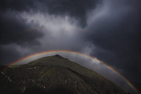 scăzut, unghi fotografie, Munte, curcubeu, noros, cer, timpul zilei, întuneric, stâncă, creastă, natură, nor - cer, peisaj, scenics, în aer liber, varf de munte, Cloudscape, vulcan, ceaţă, deal, noapte, vară, frumusețe în natură, vreme, nici o persoana, dramatic cer, pădure, obiect de rocă, apus de soare, furtună, acoperit de nori, călătorie, culoare neagră, albastru, amurg, 4K, CC0, domeniu public, fără drepturi de autor