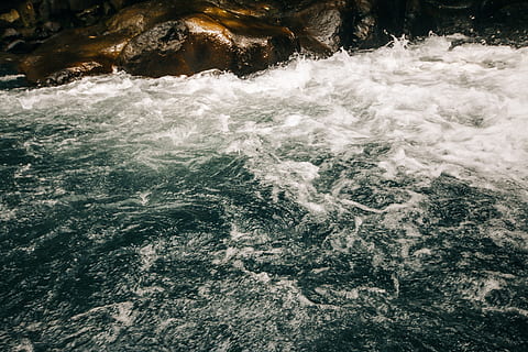 aigua, riu, flux de rius, blau, fred, guai, naturalesa, natural, gresh, muntanya, mount, cascada, moviment, mar, bellesa a la natura, surf, esport aquàtic, esport, davant del mar, escenics - natura, aigua que flueix, dia, onada, rock, a l'aire lliure, moviment borrós, rock - object, sòlid, poder a la natura, que flueix, 5K, CC0, domini públic, lliure de regalies