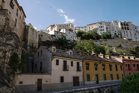 Spanien, cuenca, Gebäudehülle, die Architektur, gebaute Struktur, Gebäude, Himmel, Stadt, Wohngegend, Natur, Baum, keine Leute, Tag, Pflanze, Flachwinkelansicht, Geschichte, draußen, die Vergangenheit, Sonnenlicht, Fenster, alt, Stadt, Dorf, Wohnung, 4K, CC0, gemeinfrei, lizenzfrei