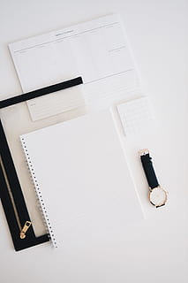 grigio, foderato, carta, tavolo, bianca, minimo, taccuino, bloc notes, orologio, flatlay, distesa piatta, progettista, settimanalmente, calendario, gli appunti, documento, attività commerciale, sfondi, vuoto, matita, ufficio, foglio, attrezzatura, nessuno, scrivania, spazio, penna, 2K, CC0, dominio pubblico, privo di copyright
