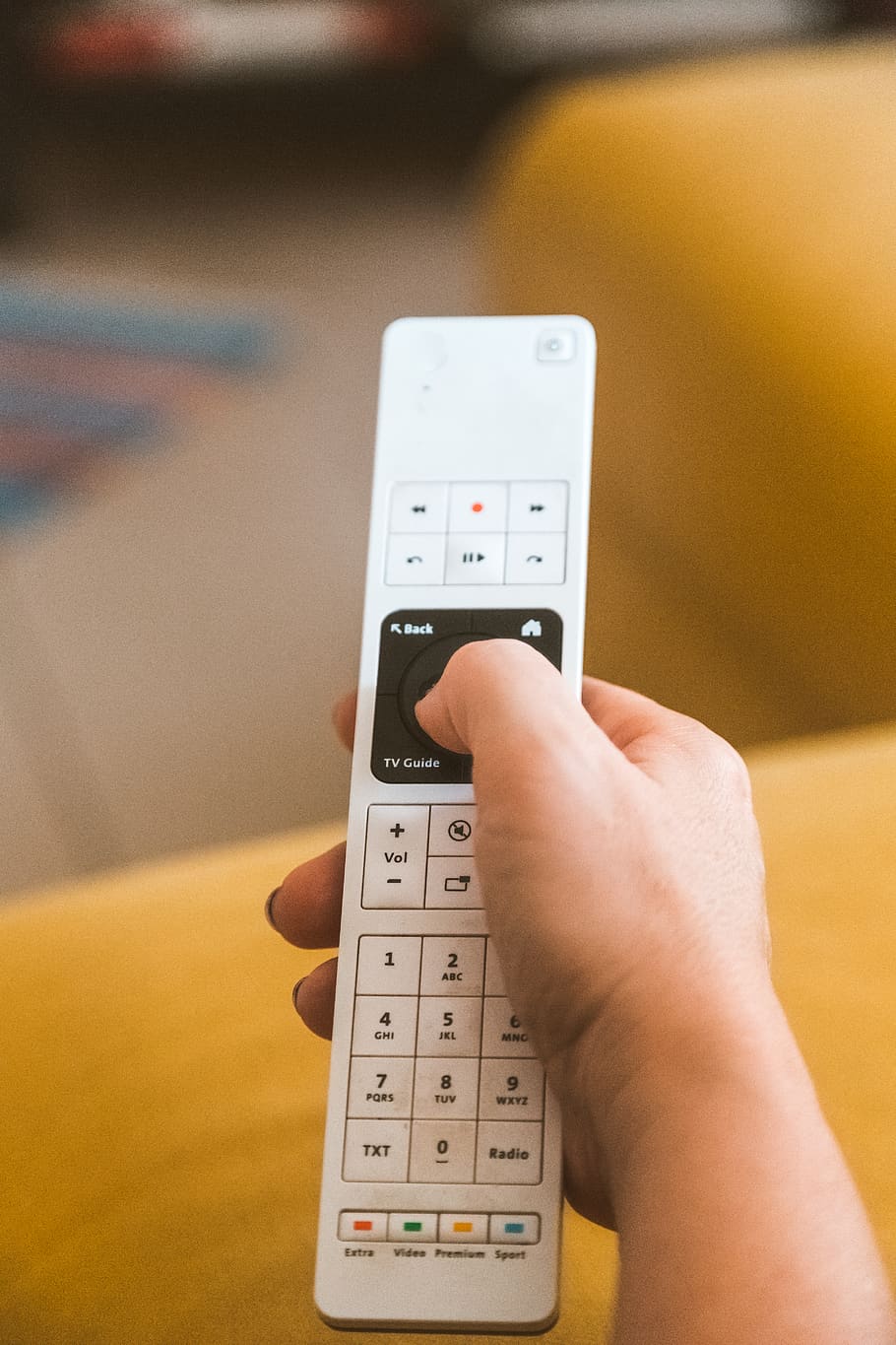 blanc, negre, remot, control, borrós, electrònica, mà, portàtil, control remot, mà humana, tecnologia sense fils, una persona, tecnologia, persones reals, part del cos humà, celebració, comunicació, a l'interior, activitat d'oci, estils de vida, dispositiu d’informació portàtil, connexió, telèfon mòbil, telèfon, centrar-se en primer pla, nombre, primer pla, dit, 5K