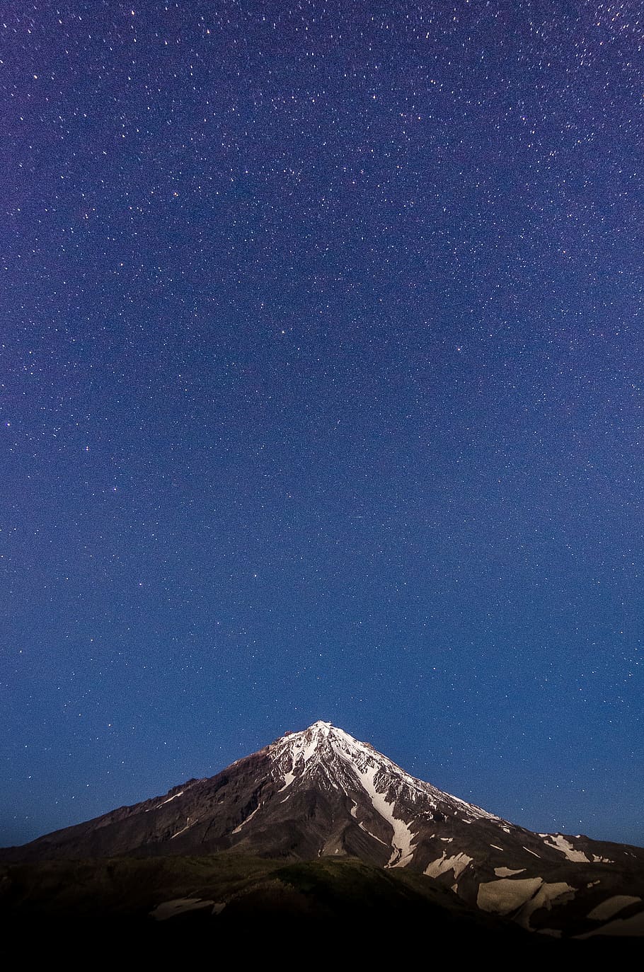 foto de paisatge, muntanya, pic, cim, paisatge, nit, cel, estrella, a l'aire lliure, nevat, estrellat, cel nocturn, astro, astronomia, còsmic, espai, galàxia, naturalesa, viatjar, nightcape, neu, volcà, escenics, blau, estrella - espai, cim de muntanya, hivern, Via Làctea, constel · lació, bellesa a la natura, cap gent, exploració, escena tranquil·la, 5K