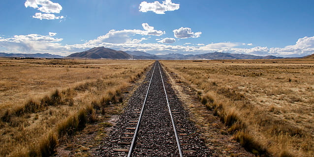 jernbanetog, miljø, landskab, himmel, sky - himmel, scenics - natur, natur, spore, transportmidler, ingen mennesker, jord, jernbanespor, bjerg, ikke-urbane scene, vejen frem, skønhed i naturen, retning, jernbanetransport, dag, bjergkæde, fjern, lige, faldende perspektiv, udendørs, tørt klima, halvtørre, snedækket bjerg, klima, 2K, CC0, offentligt domæne, royaltyfrie
