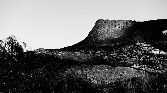 Hiszpania, Murcia, Góra, Płaskowyż, krajobraz, drzewa, bw, wzgórza, widok, czarny i biały, las, scenics - natura, niebo, piękno natury, Natura, spokojna scena, spokój, skała, żadnych ludzi, czyste Niebo, rock - obiekt, formacja skalna, dzień, solidny, wylądować, środowisko, pasmo górskie, scena pozamiejska, idylliczny, na dworze, tworzenie, szczyt górski, 5K, CC0, domena publiczna, darmowe zdjęcia
