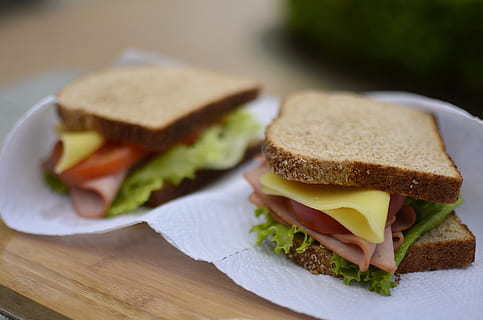 restaurant, cuina, carn, pa, formatge, sopar, enciam, verdures, fresc, entrepà, pícnic, tomàquet, dinar, deliciós, menjar, dieta, orgànic, nutrició, menjar i beguda, frescor, llest per menjar, alimentació saludable, vegetals, primer pla, carn processada, cap gent, benestar, menjar ràpid, a l'interior, natura morta, pernil, taula, berenar, esmorzar, 4K, CC0, domini públic, lliure de regalies