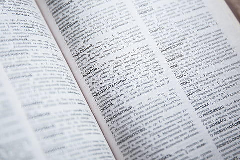 otevřenou knihu, slovník, encyklopedie, znalost, stránka, vydání, papír, detail, rezervovat, nikdo, sdělení, text, víra, vzdělání, noviny, náboženství, selektivní zaměření, otevřeno, uvnitř, aktivita, stálý život, čtení, duchovno, extrémní detail, 5K, CC0, veřejná doména, bez autorských práv