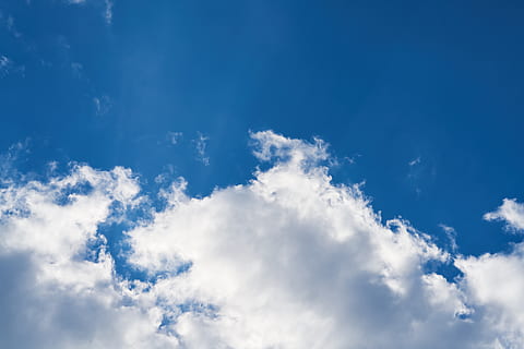 Sky, blå, himmel, skyer, natur, sommer, luft, farve, horisont, atmosfære, udsigt, landskab, høj, miljømæssige, dom, åben, baggrund, struktur, detalje, ilt, plads, sky - himmel, skønhed i naturen, hvid farve, scenics - natur, ro, cloudscape, rolig scene, baggrunde, ingen mennesker, lav vinkel visning, miljø, dag, idyllisk, udendørs, vind, meteorologi, blødhed, 8K, CC0, offentligt domæne, royaltyfrie