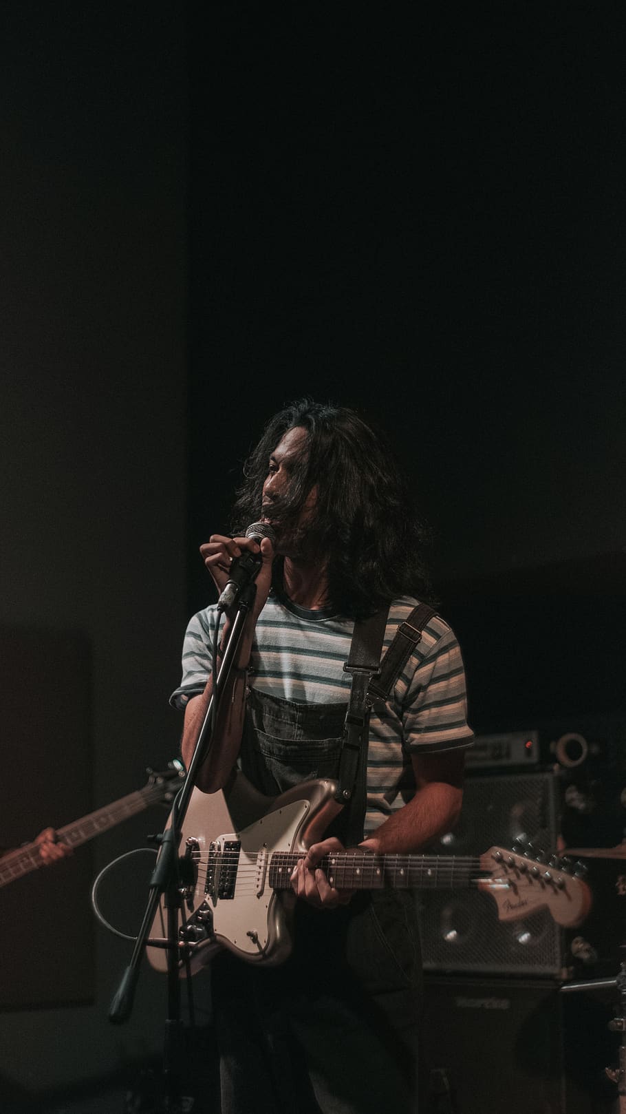home, cantar, jugant, guitarra, rendiment, música, cultura i entreteniment artístic, Dispositiu d'entrada, músic, micròfon, una persona, a l'interior, artista, instrument musical, habilitat, cantant, celebració, equipament musical, cabell llarg, persones reals, músic de rock, etapa, pentinat, vida nocturna, ocupació d’animació, concert, 5K