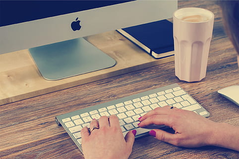 mac, kompiuteris, darbalaukyje, klaviatūra, spausdinimas, darbo, stalas, biuras, technologijos, verslą, rankas, dienoraščiai, lentelė, žmogaus ranka, ranka, žmogaus kūno dalis, realūs žmonės, suaugusiųjų, komunikacijos, gyvenimo būdą, žmonių, aukšto kampo vaizdas, gerti, du žmonės, patalpose, mediena - medžiaga, belaidžio ryšio technologija, ryšį, Maistas ir gėrimai, stiklas, pirštu, 1080P, CC0, Viešasis domenas, nemokamai