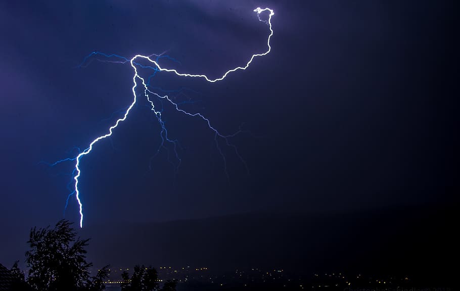 blitz, storm, nat, mørk, skyer, regn, landskab, lyn, magt i naturen, strøm, sky - himmel, tordenvejr, skønhed i naturen, himmel, forked lightning, advarselsskilt, skilt, meddelelse, dramatisk himmel, natur, storm sky, elektricitet, belyst, ingen mennesker, udendørs, lys, ildevarslende, 4K
