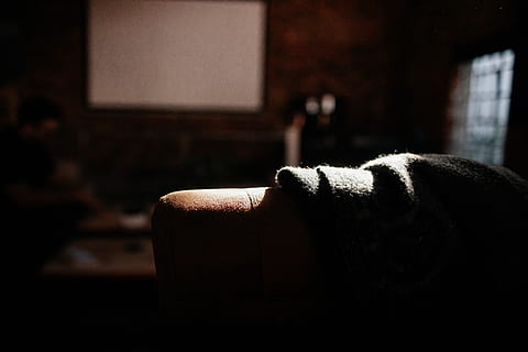 disseny d'interiors, a l'interior, electrònica, pantalla, sofà, mobles, pantalla de projecció, decoració de la llar, dit, cinema a casa, suèter, roba, dessuadora, centre d’animació, naturalesa, barana, campana, esquena, relaxació, centrar-se en primer pla, mamífer, cap gent, descans, còmode, dorment, habitació domèstica, un animal, nacional, mascotes, interior de casa, animals domèstics, estirat, animal, primer pla, temes d'animals, dia, acollidor, suavitat, 4K, CC0, domini públic, lliure de regalies