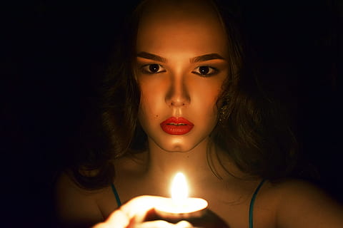 Zauber, Feuer, Kerze, Licht, Nacht-, Fantasie, Feuerwerk, Frau, heiß, Flamme, Energie, funkeln, Mädchen, Modell-, Porträt, futuristisch, bunt, Person, Schönheit, Kopfschuss, junger Erwachsener, eine Person, Kamera betrachten, Verbrennung, Erwachsene, Vorderansicht, schwarzer Hintergrund, schöne Frau, drinnen, Studioaufnahme, Feuer - natürliches Phänomen, junge Frau, dunkel, Haar, Frisur, Körperteil, Hexe, 5K, CC0, gemeinfrei, lizenzfrei