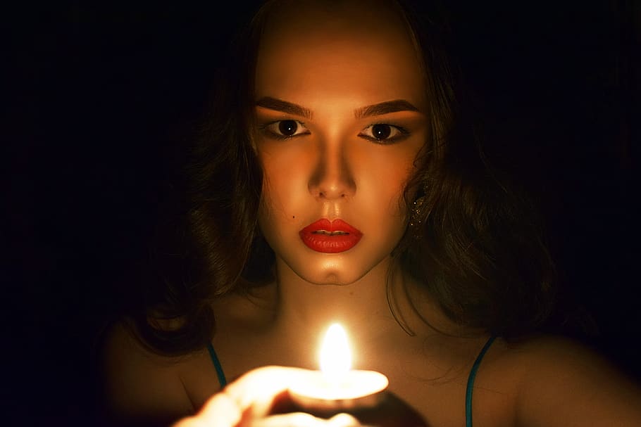 Zauber, Feuer, Kerze, Licht, Nacht-, Fantasie, Feuerwerk, Frau, heiß, Flamme, Energie, funkeln, Mädchen, Modell-, Porträt, futuristisch, bunt, Person, Schönheit, Kopfschuss, junger Erwachsener, eine Person, Kamera betrachten, Verbrennung, Erwachsene, Vorderansicht, schwarzer Hintergrund, schöne Frau, drinnen, Studioaufnahme, Feuer - natürliches Phänomen, junge Frau, dunkel, Haar, Frisur, Körperteil, Hexe, 5K