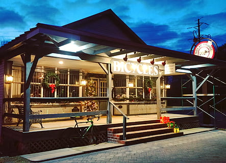 , arkitektur, bygget struktur, bygning udvendig, belyst, sky - himmel, himmel, belysningsudstyr, natur, sæde, restaurant, bygning, ingen mennesker, udendørs, bord, forretning, by, vindue, gade, bænk, cafe, elektrisk lampe, 2K, CC0, offentligt domæne, royaltyfrie