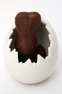 Pasqua, conill de Pasqua, ou, ou de Pasqua, xocolata, conill de xocolata, llebre, tema de pasqua, decoració de pasqua, orelles, blanc, marró, dolç, deliciós, gaudeix, benefici de, salutació de pasqua, escotilla, tir de l'estudi, fons blanc, a l'interior, menjar i beguda, representació, primer pla, cap gent, porquet guardiola, natura morta, sol objecte, menjar, Finances, menjar dolç, estalvis, negocis, inversió, representació animal, ceràmica, Color blanc, temptació, 8K, CC0, domini públic, lliure de regalies
