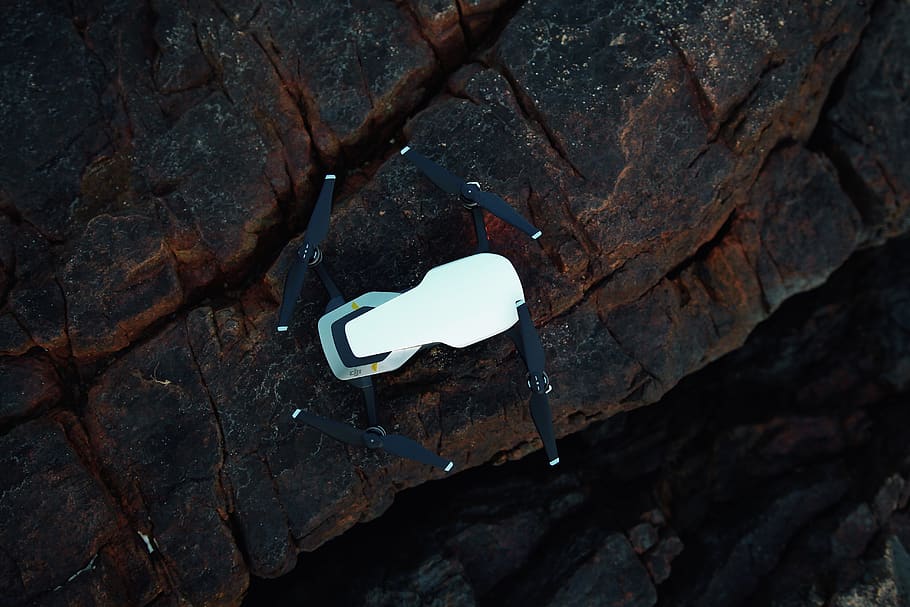 blanc, negre, drone, càmera, tecnologia, cap gent, naturalesa, rock, rock - object, vista d’angle alt, sòlid, primer pla, textura, dia, aigua, a l'aire lliure, desgràcia, amor, full, espatllat, arbre, directament a sobre, aspre, part de la planta, 5K