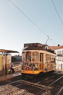 gul svævebane, tog, transportmidler, køretøj, svævebane, trolley, sporvogn, Portugal, Lisbo, by-, by, vej, human, person, metro, rejse, station, metropol, spore, jernbanespor, jernbanetransport, transportform, offentlig transport, himmel, kabel, skyfri himmel, natur, dag, arkitektur, bygget struktur, bygning udvendig, tog - køretøj, ingen mennesker, sollys, land køretøj, udendørs, 5K, CC0, offentligt domæne, royaltyfrie