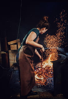 ruskea esiliina, lämpö - lämpötila, yksi henkilö, ammatti, oikeita ihmisiä, täyspitkä, hehkuva, nuori aikuinen, palaa, antaa potkut, sisällä, liike, metalliteollisuudessa, miehet, liekki, työskentely, tulipalo - luonnollinen ilmiö, valmistautuminen, keskittyminen, taito, kipinät, hitsaus, valimo, 5K, CC0, public domain, rojaltivapaa