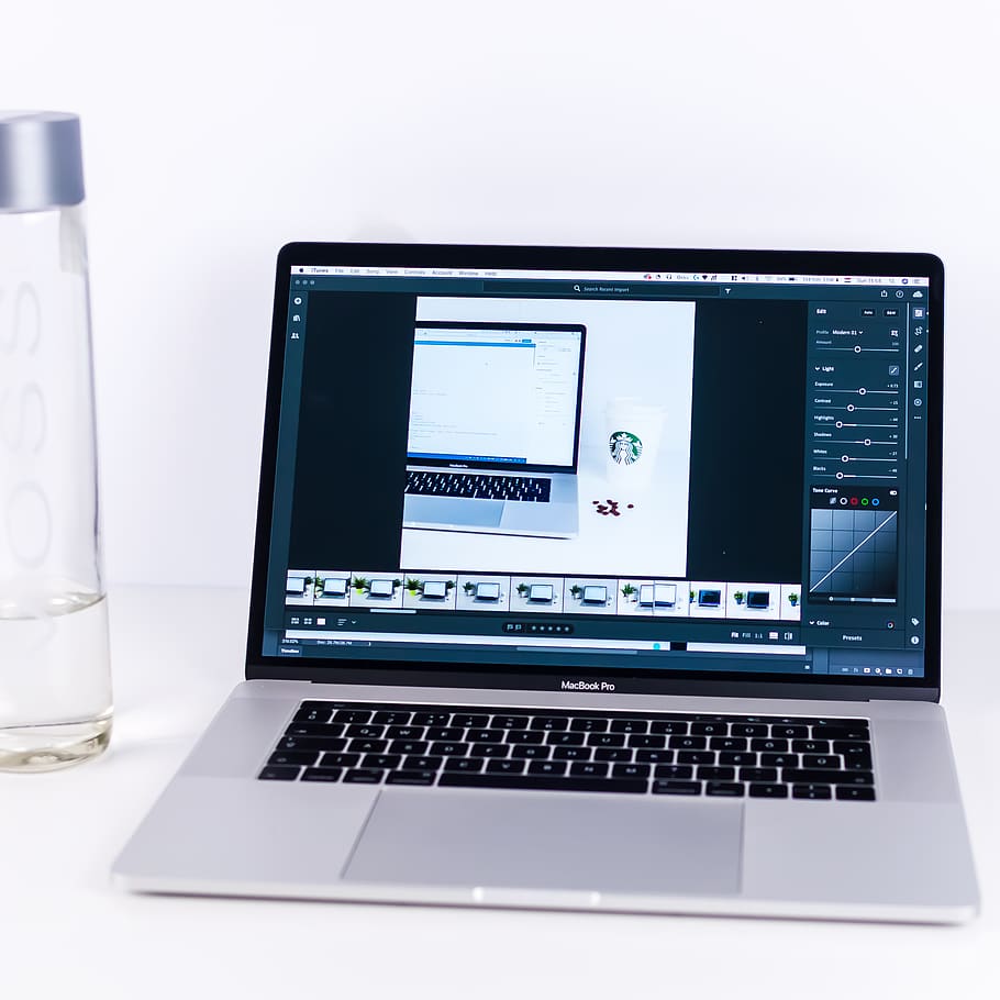 MacBook Pro activat, tecnologia, ordinador, tecnologia sense fils, connexió, portàtil, comunicació, cap gent, taula, dispositiu d’informació portàtil, a l'interior, primer pla, pantalla del dispositiu, beure, Internet, equipament per a la llar, refresc, monitor d’ordinador, pantalla, natura morta, xarxa d’ordinadors, 2K