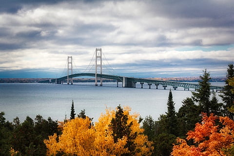 widok, Most wiszący, architektura, most, chmury, światło dzienne, środowisko, wysoki kąt strzału, krajobraz, most mackinac, Natura, sceniczny, morze, pora roku, niebo, system transportu, drzewa, woda, most - struktura stworzona przez człowieka, chmura - niebo, transport, połączenie, zbudowana struktura, roślina, jesień, Inżynieria, drzewo, cele podróży, dzień, na dworze, zmiana, zatoka, 5K, CC0, domena publiczna, darmowe zdjęcia