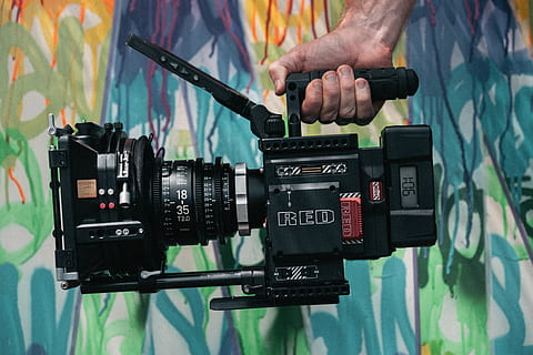 raudona juoda kamera, midsection, fotografijos temos, technologijos, fotoaparatas - fotografijos įranga, vienas asmuo, ūkyje, profesija, realūs žmonės, fotografijos įranga, žmogaus ranka, komunikacijos, skaitmeninė kamera, žmogaus kūno dalis, kamera, dieną, vyrai, Iš arti, stovėti, tekstą, Fotografas, filmavimas, kameros operatorius, 5K, CC0, Viešasis domenas, nemokamai