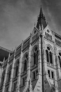 Graustufenschloss, Gebäude, Turm, die Architektur, Kirchturm, städtisch, Innenstadt, Stadt, Stadt, Dorf, Dom, Kirche, gewölbt, Bogen, Säule, Nachbarschaft, Metropole, Fußgänger, Glockenturm, Bürogebäude, Gebäudehülle, gebaute Struktur, Flachwinkelansicht, Himmel, Anbetungsstätte, wolke - himmel, Glauben, Religion, Spiritualität, Natur, Reiseziele, Tag, Geschichte, die Vergangenheit, keine Leute, draußen, aufwendig, architektonische Säule, Gothic Style, 5K, CC0, gemeinfrei, lizenzfrei