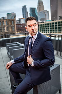 uomo, giacca, seduta, architettura, uomo d'affari, completo da uomo, struttura costruita, ben vestito, ufficio, uomini, città, attività commerciale, concentrarsi sulle conoscenze acquisite, esterno dell'edificio, vestito formale, adulto, maschi, tre quarti, Business aziendale, una persona, giovane adulto, edificio per uffici esterno, all'aperto, grattacielo, imprenditore, 5K, CC0, dominio pubblico, privo di copyright