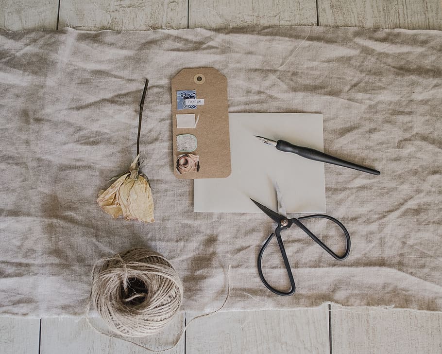 efímera, bolígraf, escriptori, taula, escriure, nota, bloc, flatlay, en blanc, espai de treball, estacionari, mínim, blanc, disseny, paper, retro, decoració, material, antiguitat, creatiu, textura, vintage, bonic, vell, a l'interior, cap gent, comunicació, vista d’angle alt, funció de construcció de parets, natura morta, representació humana, representació, text, directament a sobre, art i artesania, creativitat, material de fusta, semblança femenina, connexió, dia, guió occidental, 2K
