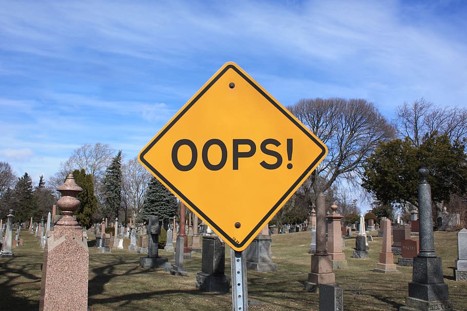 sbaglio, oops, morto, Morte, cimitero, lapide, cartello, incidente, attenzione, rimpiangere, albero, comunicazione, giallo, cielo, strada, segnale stradale, nuvola - cielo, nessuno, natura, pianta, giorno, testo, segnale di pericolo, sceneggiatura occidentale, sicurezza, all'aperto, città, simbolo, albero nudo, treelined, 4K