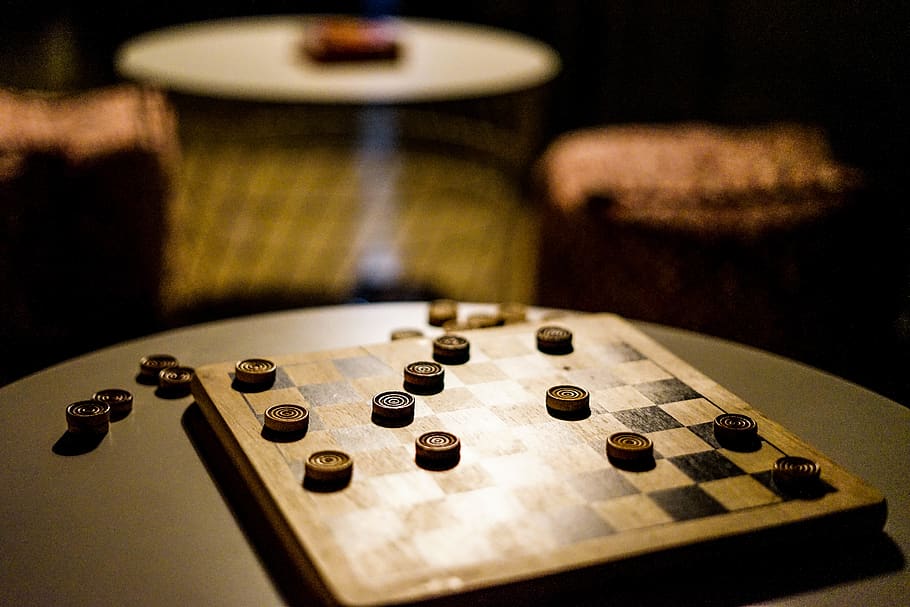 kariertes Brettspiel, Elektronik, abspielen, Tischspiel, Dame, Spaß, Computer, Tastatur, Hardware-, Computer Tastatur, Computerhardware, Text, Taschenrechner, Spiel, Holz, Sperrholz, Nummer, Symbol, Möbel, Tabelle, Tasse, Kunst, Kultur und Unterhaltung, drinnen, Freizeitspiele, Nahansicht, Musik-, Fokus auf den Vordergrund, keine Leute, Musikinstrument, Entspannung, Freizeitbeschäftigung, Steuerung, Schachbrett, Wettbewerb, selektiver Fokus, Musikausrüstung, Schach, Stillleben, Brettspiel, Technologie, 5K
