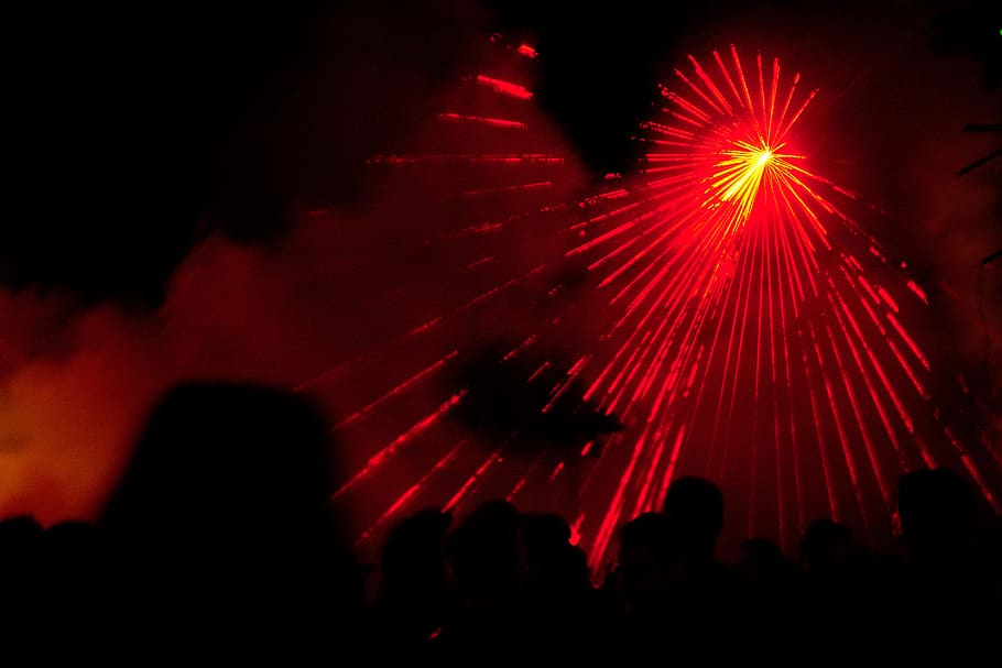 rotes Feuerwerk, Natur, draußen, Nachtleben, Licht, Nacht-, Mensch, Person, Beleuchtung, Feuerwerk, Laser-, Fackel, Menge, Verein, Festival, Nachtclub, Disko, dj, Meer, Wasser, Küste, Kunst, Kultur und Unterhaltung, beleuchtet, Bewegung, Feier, Veranstaltung, rot, explodiert, Vergnügen, Silhouette, Gruppe von Leuten, glühend, Langzeitbelichtung, Licht - natürliches Phänomen, Bewegungsunschärfe, abstrakt, Feuerwerk - künstliches Objekt, Silvester, Aufregung, 5K