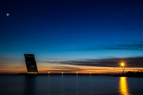 tramonto, spiaggia, digitale, sfondo, Lisbona, Portogallo, faro, all'aperto, crepuscolo, natura, cielo rosso, cielo, Alba, costruzione, urbano, alto aumento, cittadina, città, edificio per uffici, grattacielo, architettura, acqua, illuminato, lungomare, notte, blu, struttura costruita, nessuno, riflessione, bellezza nella natura, mare, scenics - natura, attrezzatura per l'illuminazione, Torre, esterno dell'edificio, guida, 5K, CC0, dominio pubblico, privo di copyright