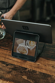 elektronika, počítač, Hardware, ks, člověk, osoba, Prodej, prodat, káva, platba, systém prodeje, Registrovat, terminál, náměstí, laptop, dřevo, nábytek, stůl, LCD obrazovka, Zobrazit, bezdrátové technologie, sdělení, technologie, spojení, mobilní telefon, obrazovky přístroje, přenosné informační zařízení, obrazovka, dřevo - materiál, chytrý telefon, digitální tablet, lidské ruky, jedna osoba, Dotyková obrazovka, uvnitř, část lidského těla, skutečných lidí, fotografická témata, ruka, 5K, CC0, veřejná doména, bez autorských práv