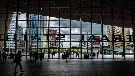 Menschen im Gebäude, Terminal, Flughafenterminal, rotterdam, Person, Rotterdam Centraal Station, Niederlande, die Architektur, Gebäude, Stadt, städtisch, Fenster, Glas, Wolkenkratzer, Innere, Bahnhof, drinnen, draußen, Silhouette, Kongresszentrum, Stadt, Dorf, Gruppe von Leuten, gebaute Struktur, echte Menschen, große gruppe von menschen, Gebäudehülle, Menge, Männer, Gehen, Lebensstile, Frau, Reise, Glas - Material, Stadt leben, Transport, Freizeitbeschäftigung, modern, Bürogebäude außen, 4K, CC0, gemeinfrei, lizenzfrei