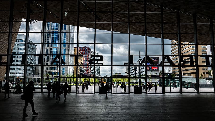 persones dins de l’edifici, terminal, terminal de l’aeroport, Rotterdam, persona, estació central de rotterdam, Països Baixos, arquitectura, edifici, ciutat, urbà, finestra, vidre, gratacels, interior, estació de tren, a l'interior, a l'aire lliure, silueta, centre de Convencions, grup de persones, estructura construïda, persones reals, gran grup de persones, exterior de l'edifici, multitud, homes, caminar, estils de vida, dones, viatjar, vidre - material, vida de ciutat, transport, activitat d'oci, modern, exterior d’edifici d’oficines, 4K