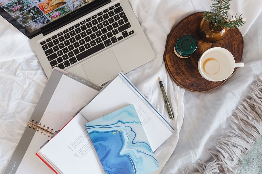 letto, pieno, cuscini, i Quaderni, gadget di mela, riviste, computer, macbook, tecnologia, taccuino, il computer portatile, calendario, diario, tavolo, vista dall'alto, tecnologia wireless, bere, comunicazione, in casa, mobilia, cibo e bevande, direttamente sopra, nessuno, connessione, tazza, rinfresco, caffè, caffè - bevanda, natura morta, boccale, tastiera, 5K