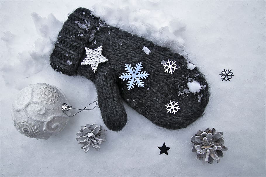 hivern, llana, guants, gris, estrelles, en blanc, tèxtils, teixit, no fred, neu, gelades, blanc, decoració, fred, vacances, parròquia, Nadal, a la cort de, adorns de Nadal, desembre, asterisc, vista d’angle alt, festa, celebració, decoració de Nadal, forma d'estrella, cap gent, adorn de Nadal, floc de neu, a l'interior, forma, natura morta, taula, directament a sobre, 5K