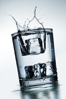 moviment, aboqui, líquid, refresc, aigua, esquitxades, vessament, splash, vidre, primer pla, fred, fons, begudes, beure, que flueix, fluid, frescor, flux, degoteig, tir de l'estudi, transparent, fons blanc, a l'interior, equipament per a la llar, vidre - material, cap gent, copa, menjar i beguda, naturalesa, natura morta, reflexió, puresa, 4K, CC0, domini públic, lliure de regalies