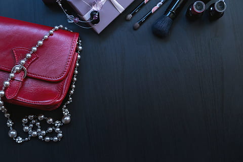 table des filles, produits de beauté, Sac à main, mode, personne, à l'intérieur, bijoux, Collier, couleur noire, nature morte, luxe, vue grand angle, richesse, fermer, accessoire personnel, rouge, sac, bourse, espace de copie, élégance, table, Vêtements, fermeture éclair, fond noir, cuir, 5K, CC0, domaine public, libre de droits