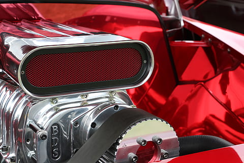 Auto, Motor-, Motor, rot, glänzend, Chrom, Automobil, Chevy, Chevrolet, Kraftfahrzeug, Transport, Transportmittel, Landfahrzeug, Metall, Sport, Nahansicht, Sportwagen, Fahrzeugteil, keine Leute, drinnen, silberfarben, Rücklicht, Luxus, 5K, CC0, gemeinfrei, lizenzfrei