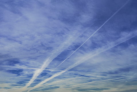 Kondensstreifen, Strahlen, Himmel, Wolken, Fluchtpunkt, Der Startpunkt, Flugzeug, homo mutatus, Flucht, der Verkehr, Wasserdampf, Spuren, Start, wolke - himmel, Flachwinkelansicht, keine Leute, Blau, Natur, Transport, Schönheit in der Natur, Bewegung, Tag, Hintergründe, draußen, Szenen - Natur, Luftfahrzeug, Wolkengebilde, fliegend, Geschwindigkeit, Ebene, wispy, 5K, CC0, gemeinfrei, lizenzfrei