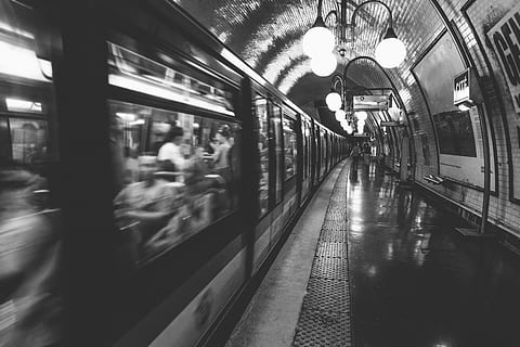žmonės traukinyje, viešasis transportas, transportavimas, transporto būdas, geležinkelių transportu, traukinys, traukinio transporto priemonė, kelionė, žmonių grupė, architektūra, šviečia, geležinkelio stotis, neryškus judėjimas, keleivinis traukinys, geležinkelio stoties platforma, judėjimas, atsitiktinių žmonių, realūs žmonės, patalpose, vyrai, metro traukinys, 5K, CC0, Viešasis domenas, nemokamai